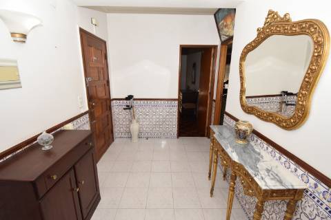 Apartamento T2 de rés do chão com sótão e garagem no Entroncamento