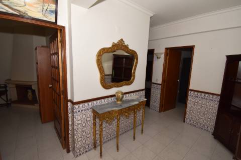 Apartamento T2 de rés do chão com sótão e garagem no Entroncamento