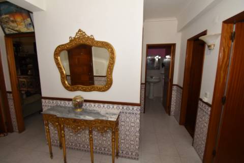 Apartamento T2 de rés do chão com sótão e garagem no Entroncamento