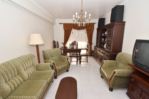 Apartamento T2 de rés do chão com sótão e garagem no Entroncamento