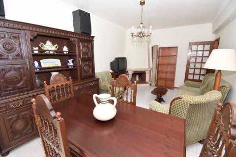 Apartamento T2 de rés do chão com sótão e garagem no Entroncamento