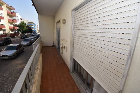 Apartamento T2 de rés do chão com sótão e garagem no Entroncamento