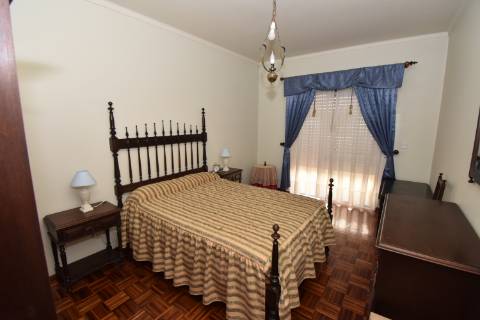 Apartamento T2 de rés do chão com sótão e garagem no Entroncamento
