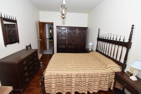 Apartamento T2 de rés do chão com sótão e garagem no Entroncamento