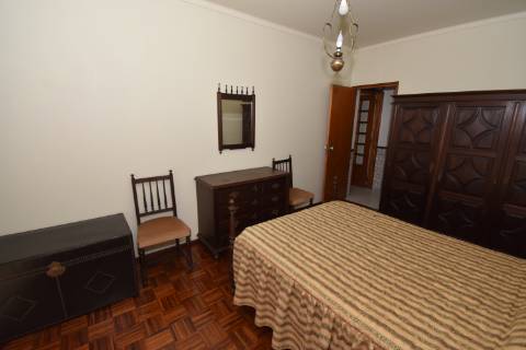 Apartamento T2 de rés do chão com sótão e garagem no Entroncamento