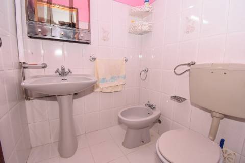 Apartamento T2 de rés do chão com sótão e garagem no Entroncamento