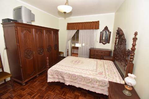 Apartamento T2 de rés do chão com sótão e garagem no Entroncamento