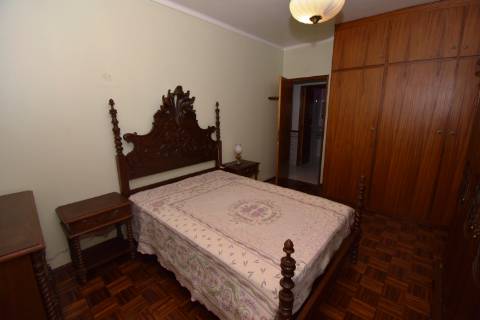 Apartamento T2 de rés do chão com sótão e garagem no Entroncamento