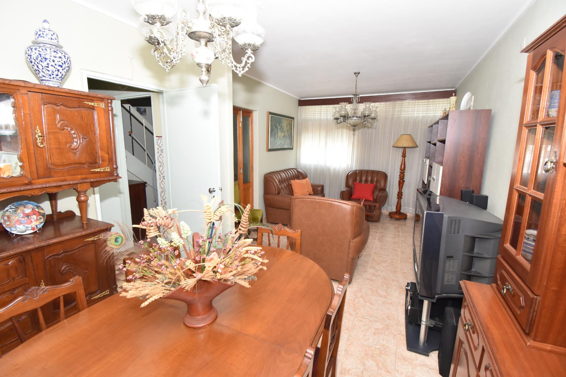 Moradia T4 de dois pisos com garagem e logradouro