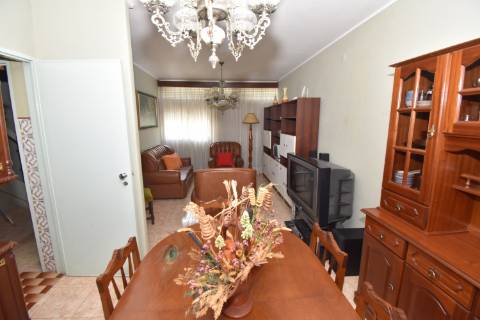 Moradia T4 de dois pisos com garagem e logradouro