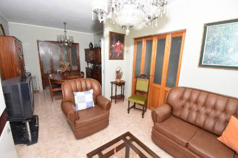 Moradia T4 de dois pisos com garagem e logradouro