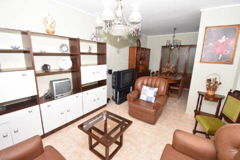 Moradia T4 de dois pisos com garagem e logradouro