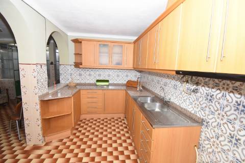 Moradia T4 de dois pisos com garagem e logradouro