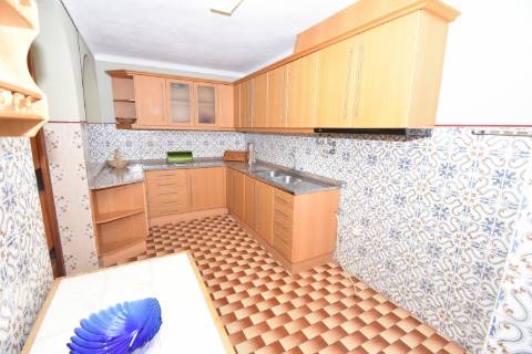 Moradia T4 de dois pisos com garagem e logradouro