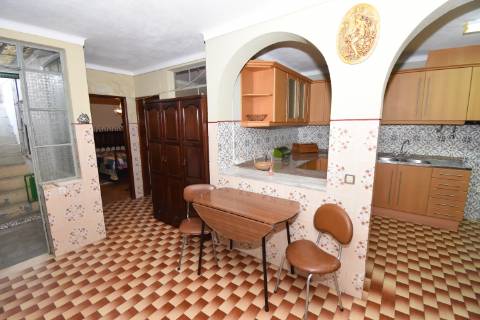 Moradia T4 de dois pisos com garagem e logradouro