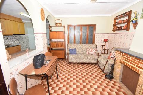 Moradia T4 de dois pisos com garagem e logradouro