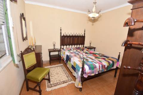 Moradia T4 de dois pisos com garagem e logradouro