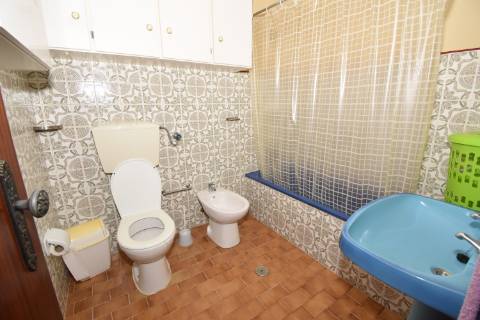 Moradia T4 de dois pisos com garagem e logradouro