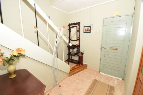 Moradia T4 de dois pisos com garagem e logradouro