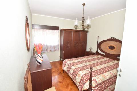 Moradia T4 de dois pisos com garagem e logradouro