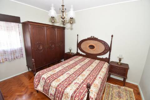 Moradia T4 de dois pisos com garagem e logradouro