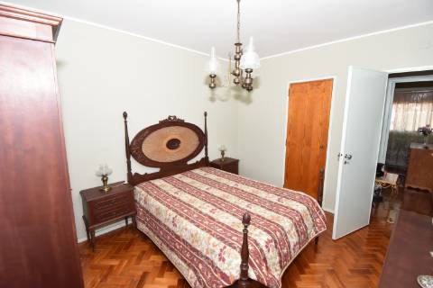 Moradia T4 de dois pisos com garagem e logradouro