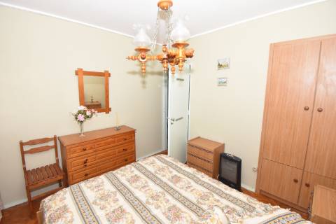 Moradia T4 de dois pisos com garagem e logradouro