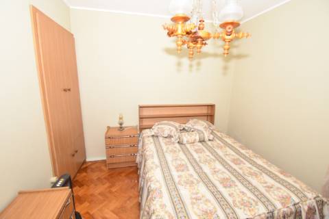 Moradia T4 de dois pisos com garagem e logradouro