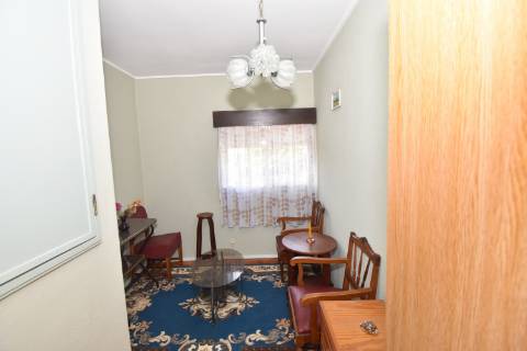 Moradia T4 de dois pisos com garagem e logradouro