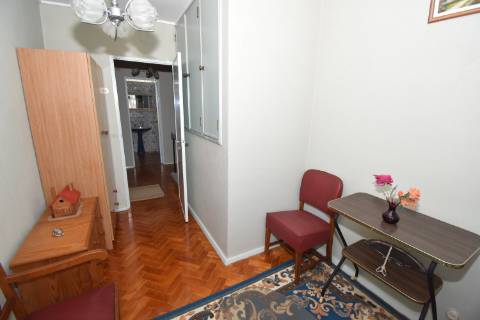 Moradia T4 de dois pisos com garagem e logradouro