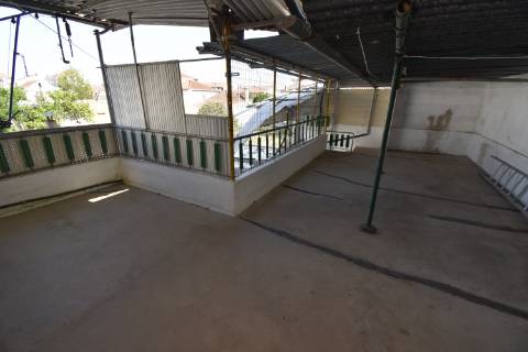 Moradia T4 de dois pisos com garagem e logradouro