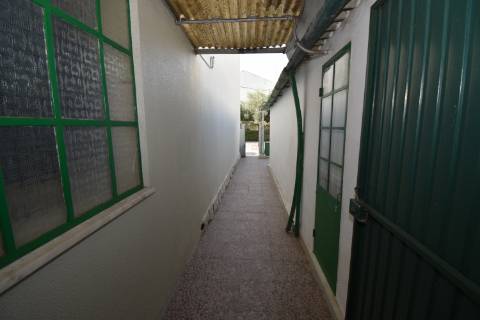 Moradia T4 de dois pisos com garagem e logradouro