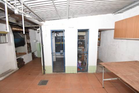 Moradia T4 de dois pisos com garagem e logradouro