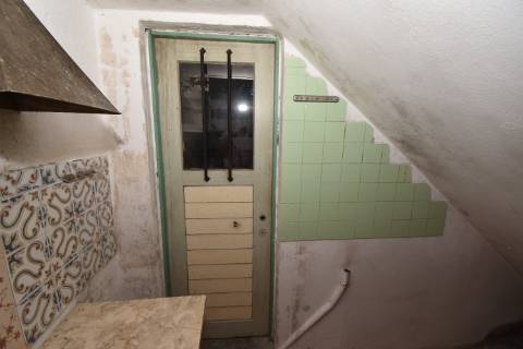 Moradia T4 de dois pisos com garagem e logradouro