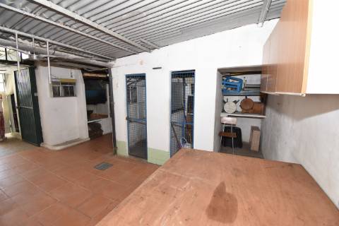 Moradia T4 de dois pisos com garagem e logradouro