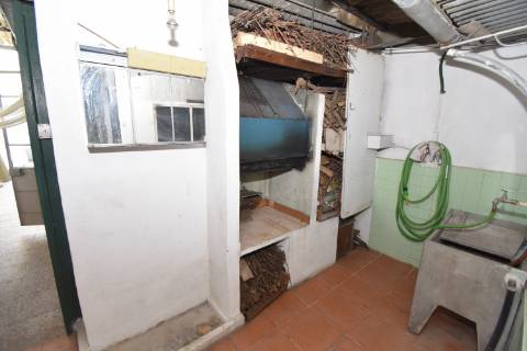 Moradia T4 de dois pisos com garagem e logradouro