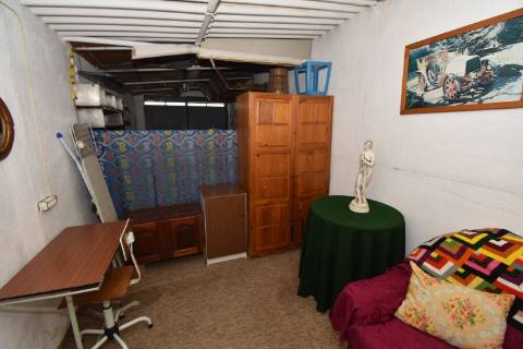 Moradia T4 de dois pisos com garagem e logradouro