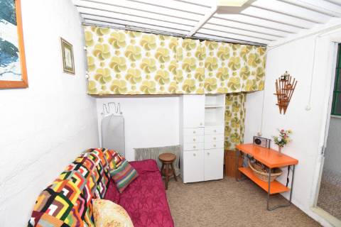 Moradia T4 de dois pisos com garagem e logradouro