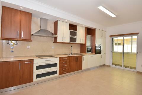 Apartamento T2 de rés do chão em condomínio privado com sótão e garagem em prédio com elevador