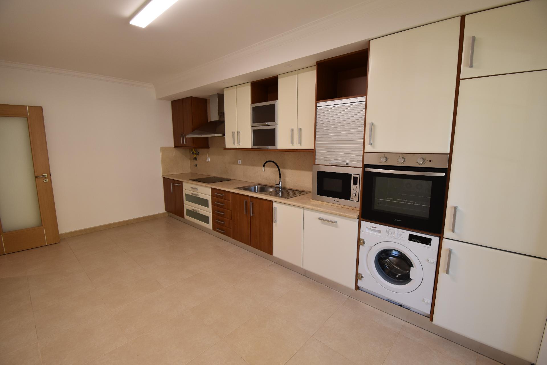 Apartamento T2de rés do chão em condomínio fechado com sótão e garagem em prédio com elevador