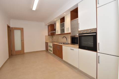 Apartamento T2 de rés do chão em condomínio privado com sótão e garagem em prédio com elevador