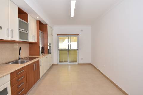 Apartamento T2 de rés do chão em condomínio privado com sótão e garagem em prédio com elevador