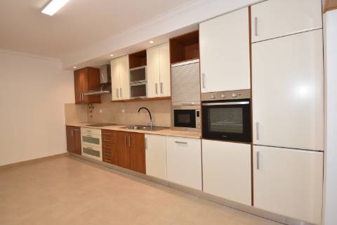 Apartamento T2 de rés do chão em condomínio privado com sótão e garagem em prédio com elevador