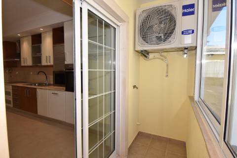 Apartamento T2 de rés do chão em condomínio privado com sótão e garagem em prédio com elevador