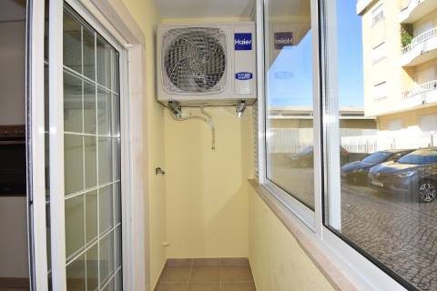 Apartamento T2 de rés do chão em condomínio privado com sótão e garagem em prédio com elevador