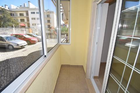 Apartamento T2 de rés do chão em condomínio privado com sótão e garagem em prédio com elevador