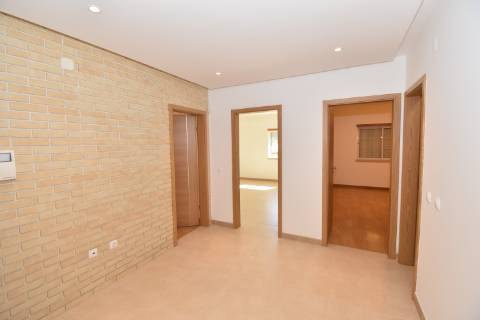 Apartamento T2 de rés do chão em condomínio privado com sótão e garagem em prédio com elevador