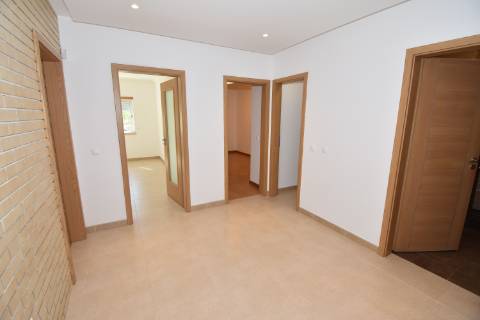 Apartamento T2 de rés do chão em condomínio privado com sótão e garagem em prédio com elevador