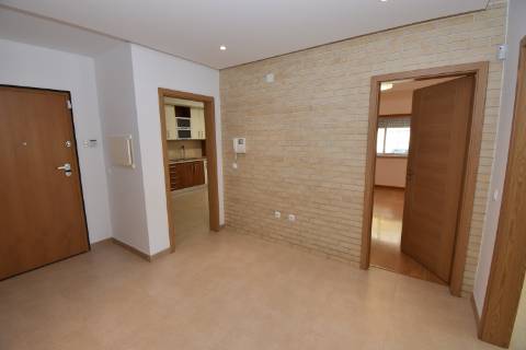 Apartamento T2 de rés do chão em condomínio privado com sótão e garagem em prédio com elevador