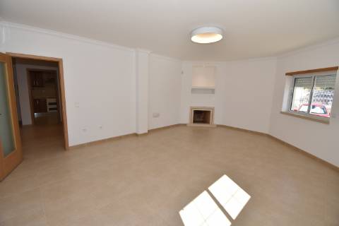 Apartamento T2 de rés do chão em condomínio privado com sótão e garagem em prédio com elevador